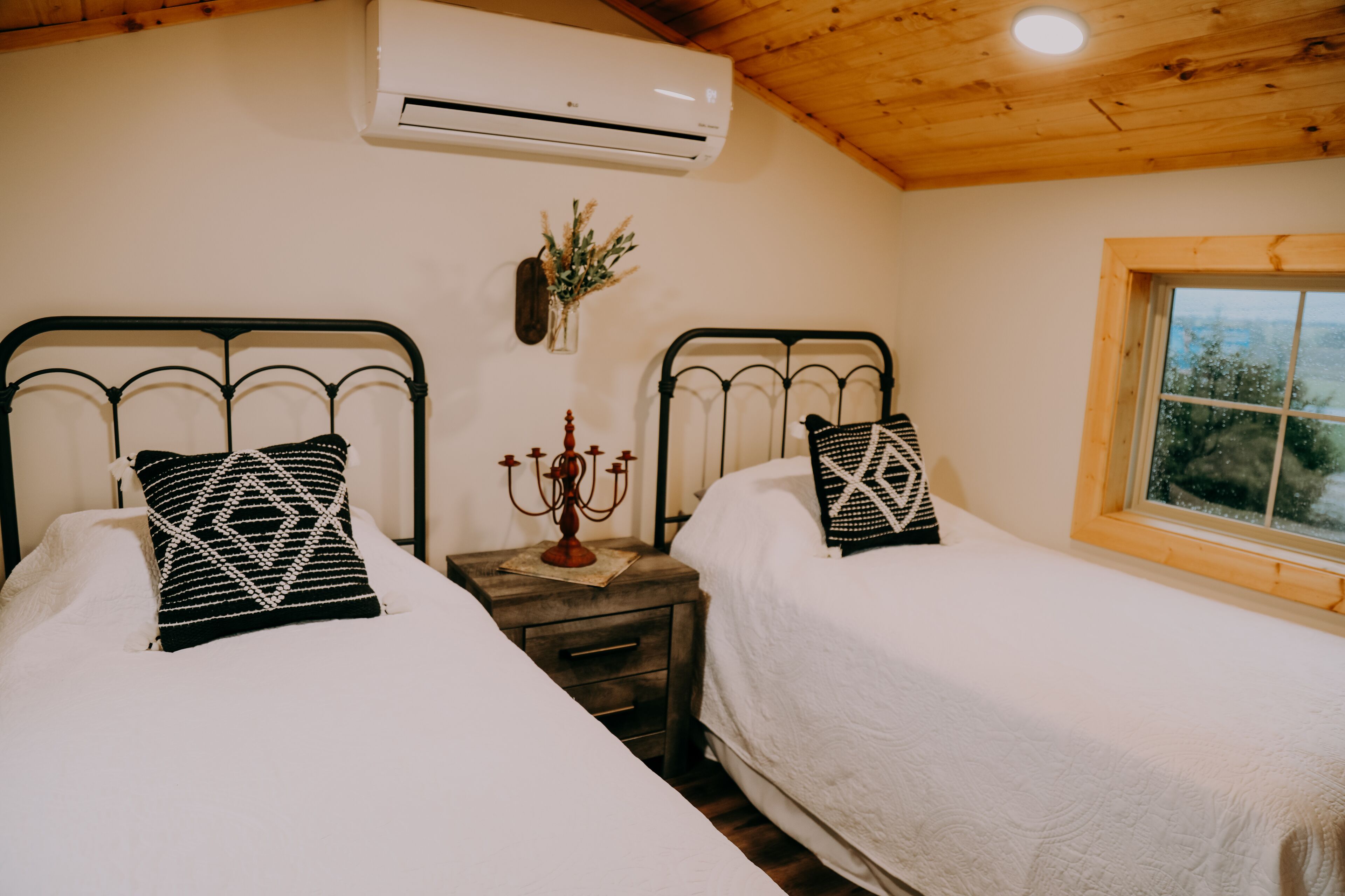 2 bedrooms, iron/ironing board, WiFi