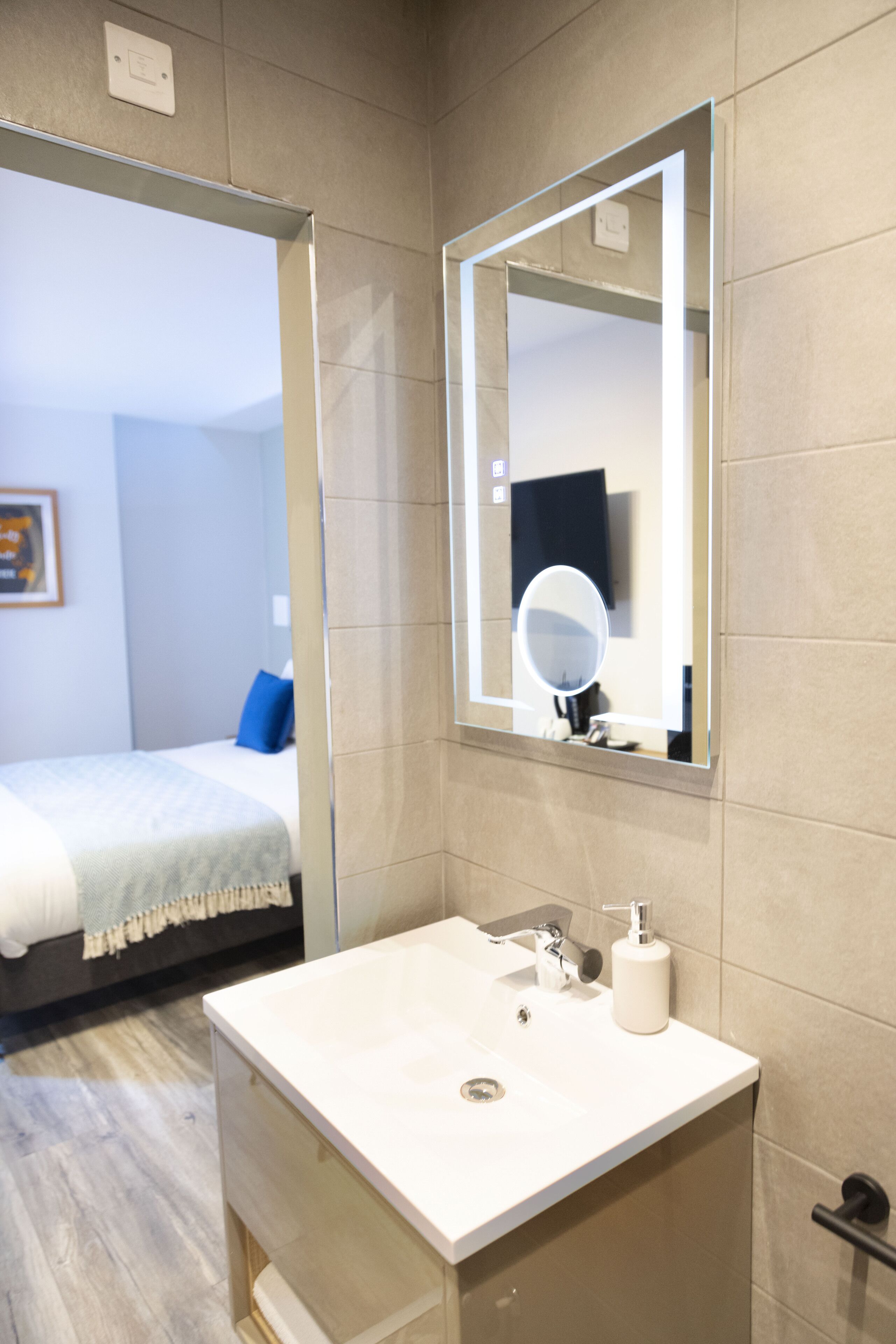 executive triple room | bathroom | shower, free toiletries, hair dryer, slippers