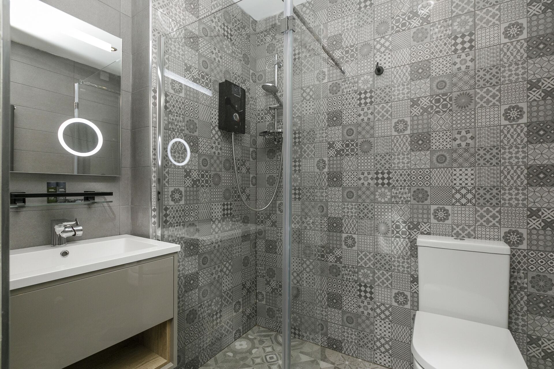 luxury double room | bathroom | shower, free toiletries, hair dryer, slippers