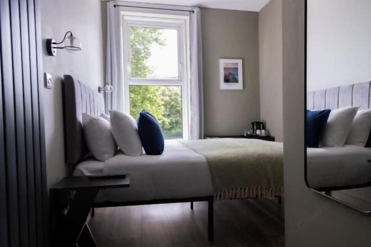 Caja fuerte, escritorio, tabla de planchar con plancha y wifi gratis