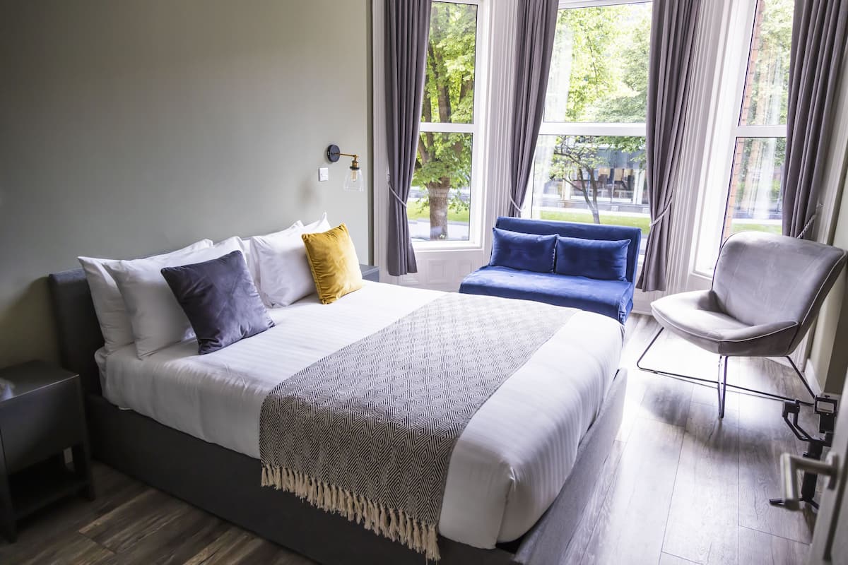 In-room safe, desk, iron/ironing board, free WiFi