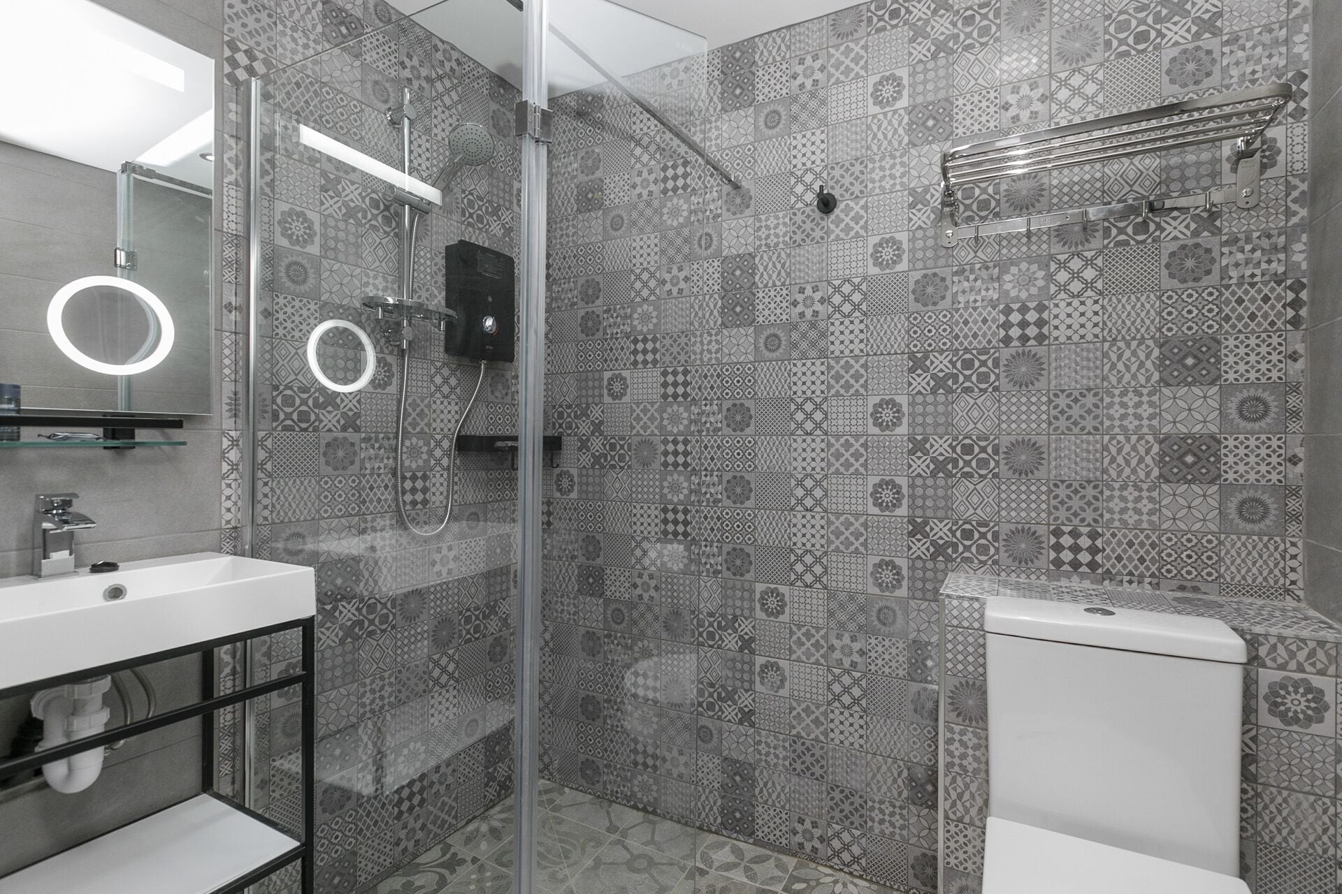 luxury double room | bathroom | shower, free toiletries, hair dryer, slippers