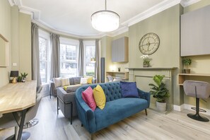 Lobby sitting area - The Number 11 by the Warren Collection (Belfast)