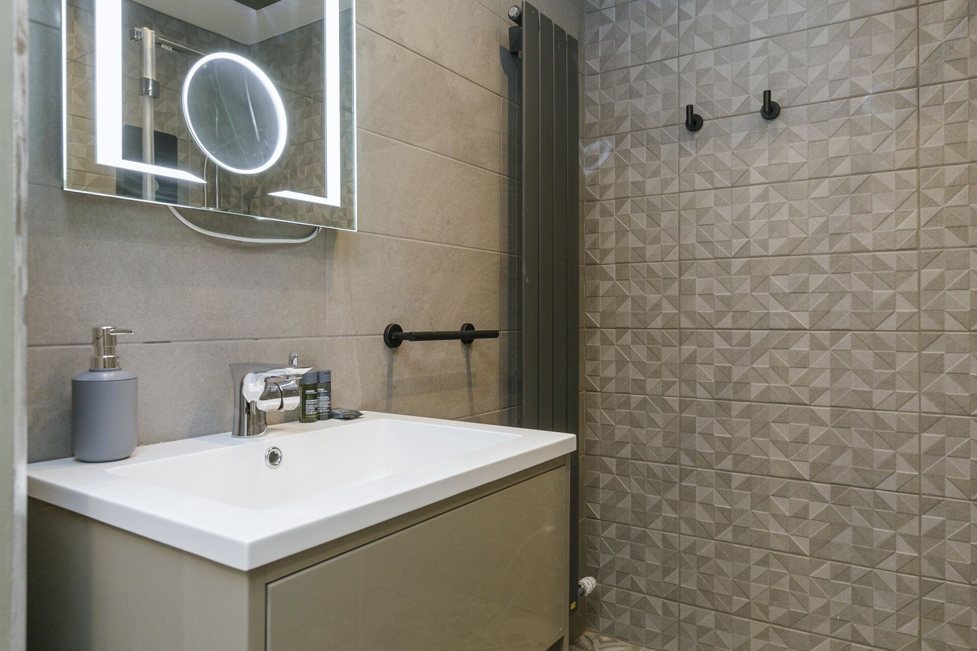 luxury double room | bathroom | shower, free toiletries, hair dryer, slippers