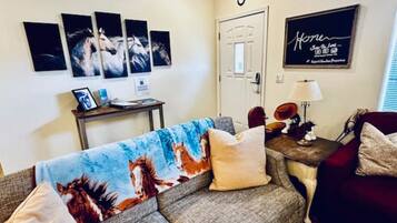 Télévision, cheminée, espaces bureaux