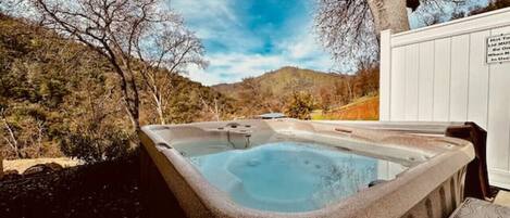 Banyera d'hidromassatge a l'aire lliure