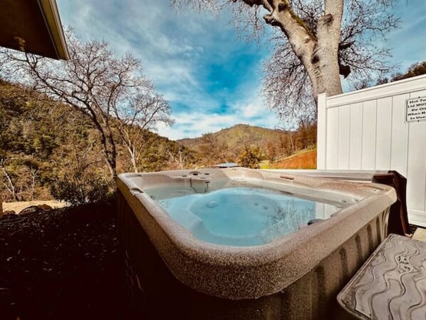 Bañera de hidromasaje al aire libre