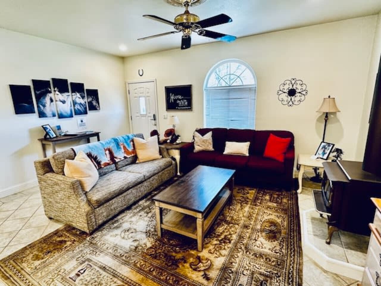 Televisión, chimenea y oficina 