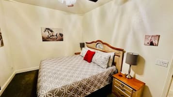 1 間睡房、書桌、熨斗/熨衫板、可攜式嬰兒床