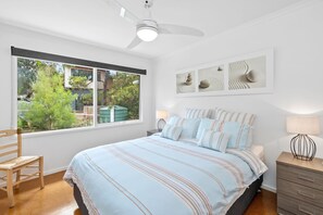 4 makuuhuonetta, silitysrauta/-lauta