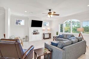 TV, DVD player - Paradise Found: Arborgate's Gulf Getaway for Large Gatherings! (Pensacola)