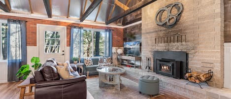 TV, fireplace, ping pong