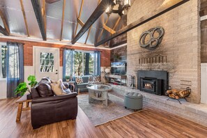 TV, fireplace, table tennis - Breathtaking Applegate River Home Retreat<br>~ Newly Remodeled Home (Jacksonville)