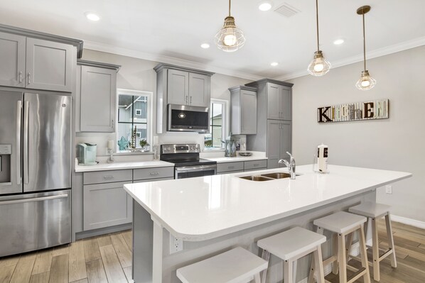 Jääkaappi, mikroaaltouuni, uuni, liesi