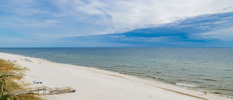 På stranden