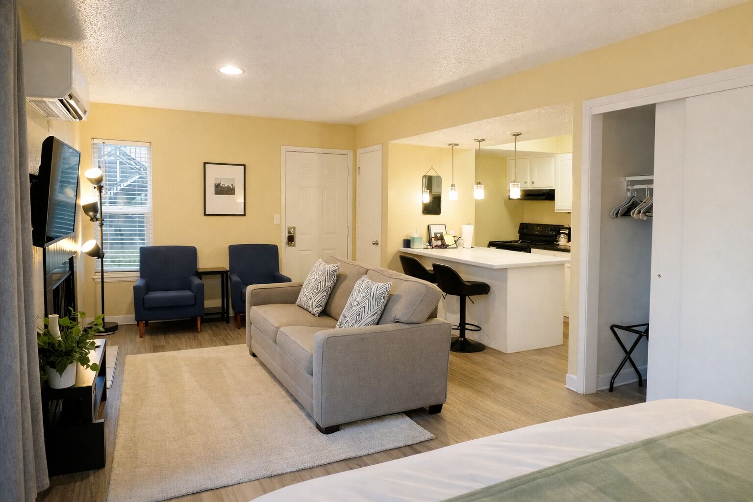 Iron/ironing board, WiFi, bed sheets