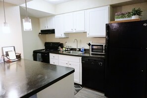 Dishwasher, cookware/dishes/utensils - King Bed * Extensive Cleaning Protocol *Downtown (Salt Lake City)