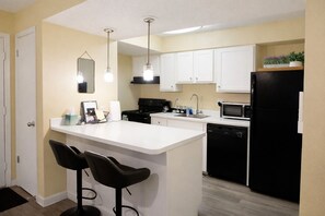 Herdplatte, Geschirrspüler, Kochgeschirr/Geschirr/Besteck