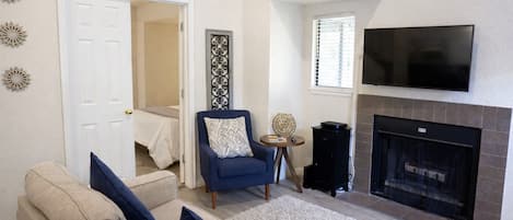 Televisión y chimenea