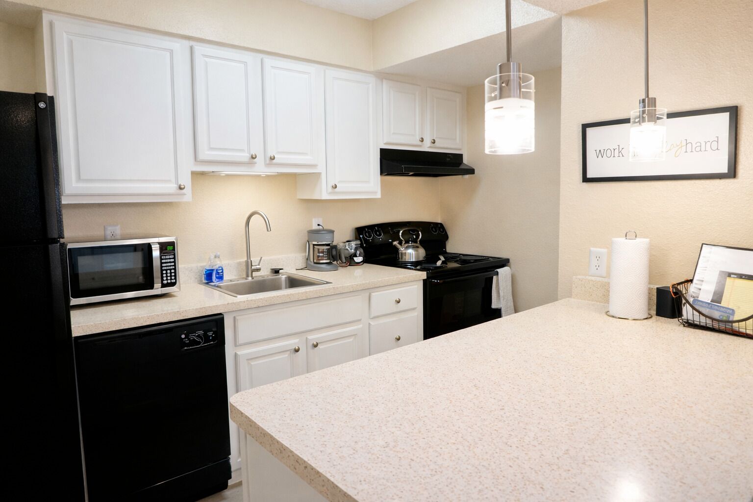 Réfrigérateur, micro-ondes, four, plaque de cuisson