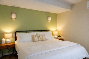 Iron/ironing board, WiFi - Down Town , Studio Apt., King Bed, Self Check-In (Salt Lake City)