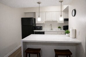 Réfrigérateur, four à micro-ondes, un four, surface de cuisson