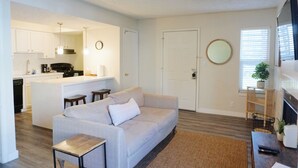 Un apartamento moderno con sala de estar, cocina y comedor.