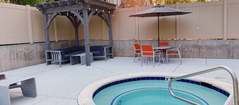 Two Bedroom Loft, King Beds, Down Town Convenience