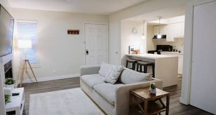 Down Town, Award Winning KING Bed, Self Check-In