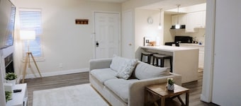 Down Town, Award Winning KING Bed, Self Check-In