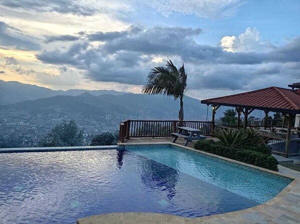 حمّام سباحة خارجي