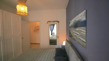 2 chambres, bureau, chambres insonorisées, fer et planche à repasser