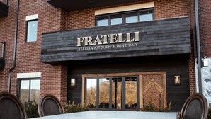 Tiilestä rakennettu rakennus, jonka yläpuolella on kyltti, jossa lukee: ”Fratelli Italian Kitchen & Wine Bar”.