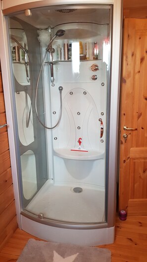 Douche, séchoir à cheveux, serviettes fournies