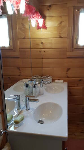 Dusche, Haartrockner, Handtücher