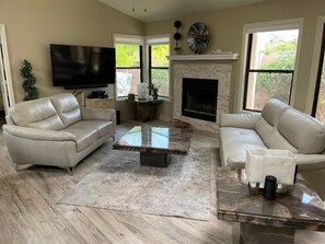 Smart TV, chimenea, reproductor de DVD y libros 