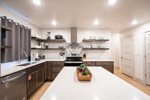 Fridge, microwave, oven, stovetop - Year-round indoor/outdoor pool-Townhome 10 at Waterdance - Sleeps 12, 3 B/4BA (Garden City)