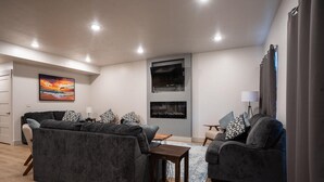 Ein modernes Wohnzimmer mit einer Sofagarnitur, einem Couchtisch und einem Kamin.