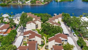 Un quartier résidentiel avec des maisons, un port de plaisance et une petite île.