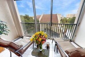 コンドミニアム (Bay Oaks, 4th floor corner - elevator) | 外観