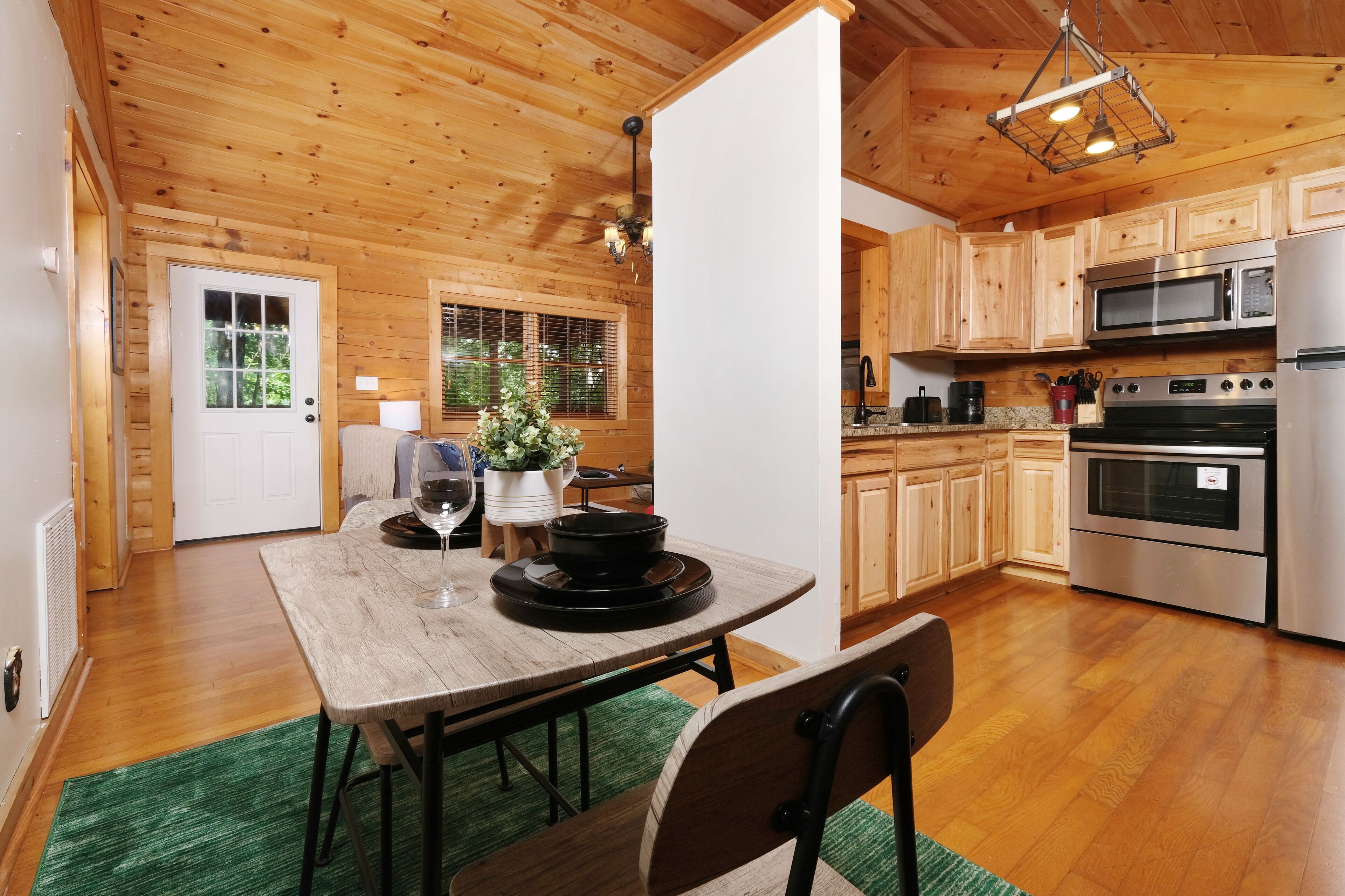 Kjøleskap, ovn, kokeplater og kjøkkenutstyr