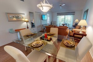 Condo (Hickory on the Golf Course) | Bếp riêng | Tủ lạnh, dụng cụ nấu nướng/bát dĩa/dao nĩa 