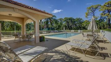 公寓客房 (Hickory on the Golf Course) | 游泳池 | 室外游泳池和溫水游泳池