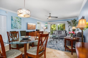 Condo (Kingston Arms - Walk to beach and St.) | Extérieur
