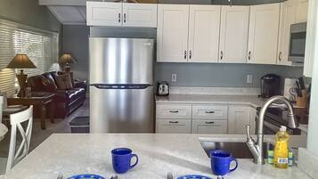 Bungalow (Peacock Bungalow - right) | Bếp riêng | Tủ lạnh, lò vi sóng, bếp nấu, máy rửa bát