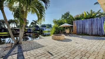 Bungalow (Peacock Bungalow - right) | Property grounds