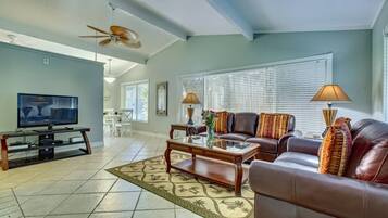 Bungalow (Peacock Bungalow - right) | Living room | TV, DVD player