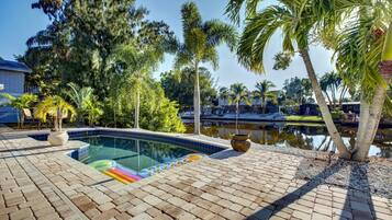 Bungalow (Peacock Bungalow - right) | Pool