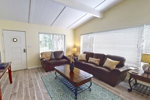 House (Peacock Bungalow - left) | Living room | TV - Peacock Bungalow - Left (Siesta Key)