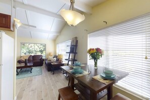 Huis (Peacock Bungalow - left) | Woonkamer | Een televisie